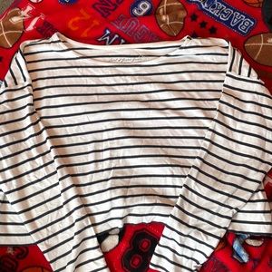 This is a long sleeved mid crop shirt from H&M is is so soft and a cute shirt.